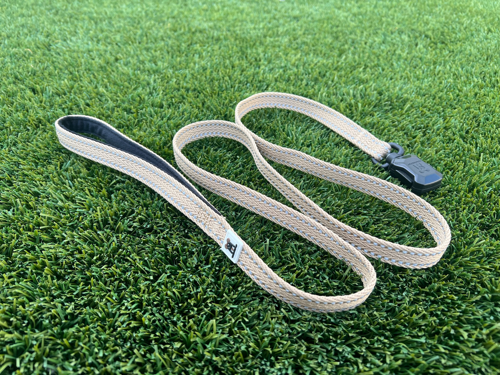[LSHSMTAN] Slim Click & Go 4ft Leash (Desert Tan)